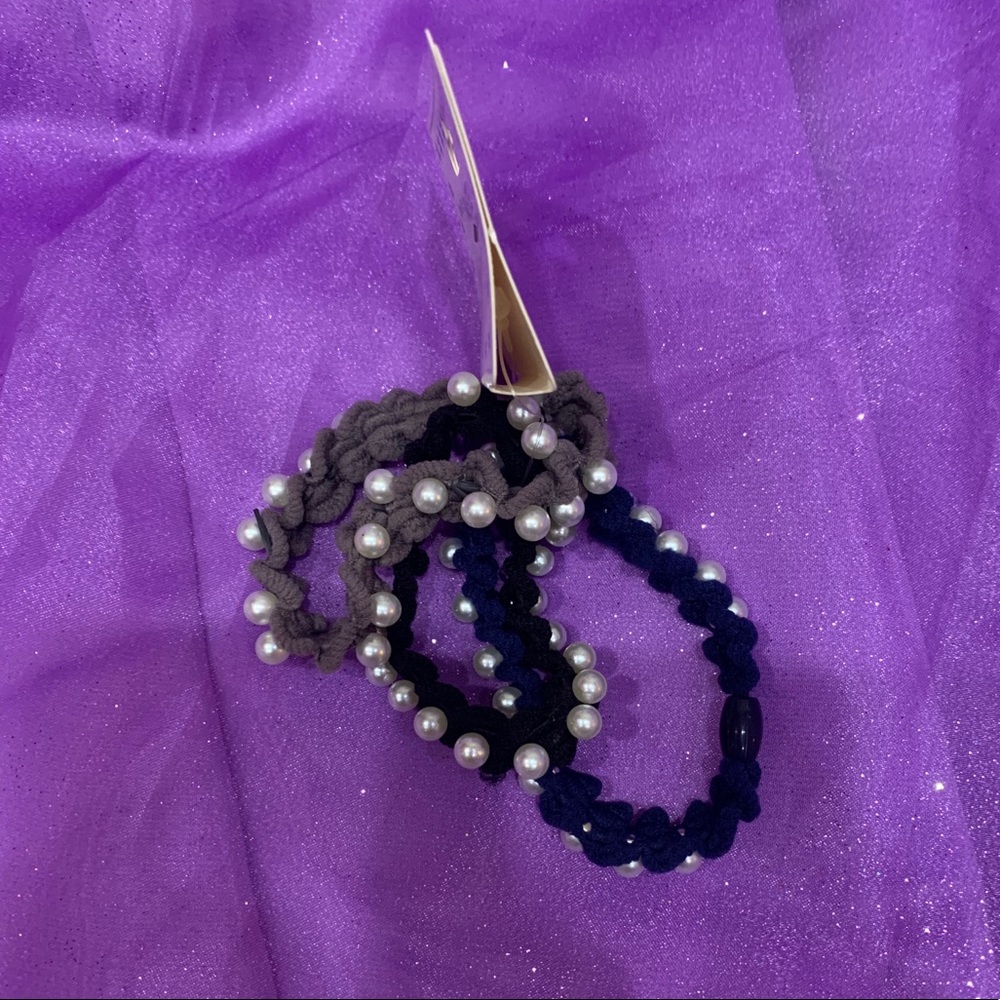Hair ties with pearls all around.